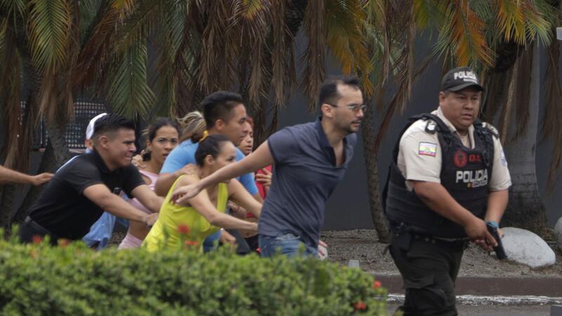 Gewalt in Ecuador: Banden fordern den Staat heraus Die Polizei führt Mitarbeiter des Fernsehsenders TC in Guayaquil aus dem Gebäude.