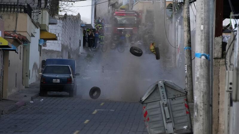 Die Polizei führt eine kontrollierte Explosion eines verdächtigen Fahrzeugs durch, das einen Häuserblock vom Gefängnis El Inca entfernt geparkt ist.