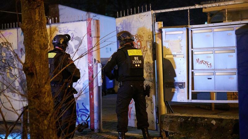 Der Druck auf die Ex-RAF-Terroristen steigt Die Polizei geht davon aus, dass Garweg eine Unterkunft auf dem durchsuchten Bauwagengelände genutzt hat.