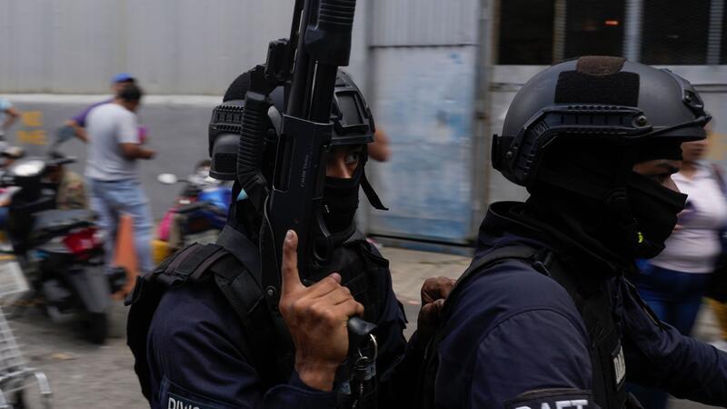 Die Polizei geht hart gegen Demonstranten vor.