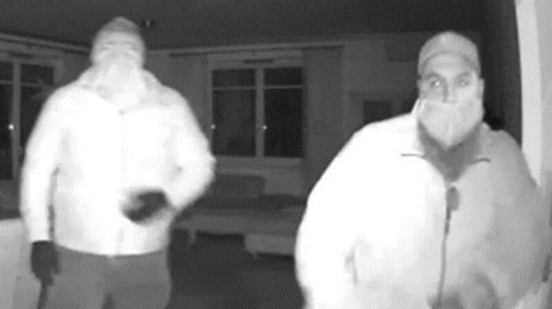 Wer kennt diese Männer? Polizei sucht zwei Diebe mit Fotos Die Polizei geht mit Aufnahmen einer Überwachungskamera in die Öffentlichkeit.