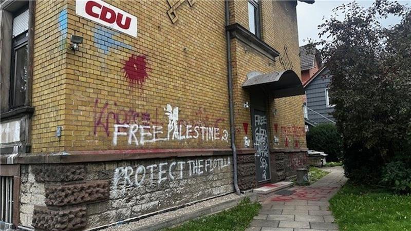 Unbekannte beschmieren CDU-Gebäude in Göttingen Die Polizei geht nach den Farbschmierereien an Partei-Gebäuden in Göttingen von politisch motivierten Taten aus.