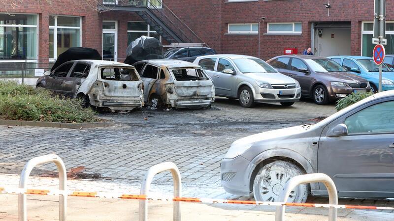 Bekennerschreiben nach Brandanschlag auf Bremer Polizeiautos Die Polizei geht von Brandstiftung aus.