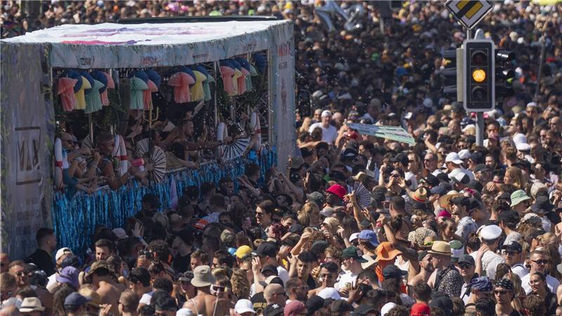 Hunderttausende bei heißer Street Parade in Zürich Die Polizei geht von mehreren Hunderttausend Teilnehmern aus.