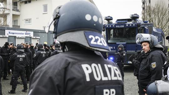 Die Polizei hat Ausschreitungen zwischen Fans von Holstein Kiel und des VfL Osnabrück unterbunden. (Archivbild)