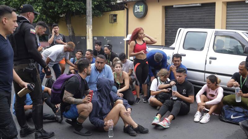 Gewalt in Ecuador: Banden fordern den Staat heraus Die Polizei hat Mitarbeiter des Fernsehsenders TC evakuiert, nachdem eine Gruppe bewaffneter Männer während einer Live-Übertragung in das Studio eingedrungen war.