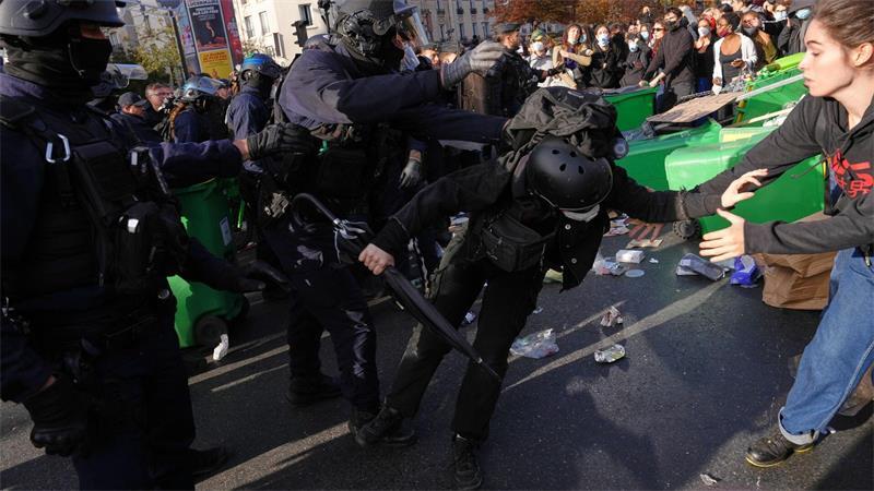 Schülerproteste weiten sich aus - Krisensitzung im Élysée Die Polizei hat angesichts der Proteste ein Großaufgebot mobilisiert.