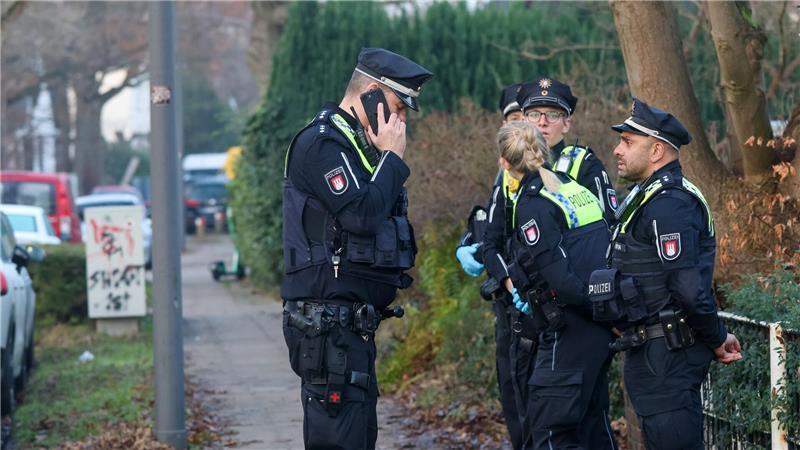 Die Polizei hat auf einen bewaffneten Mann in Lurup geschossen.