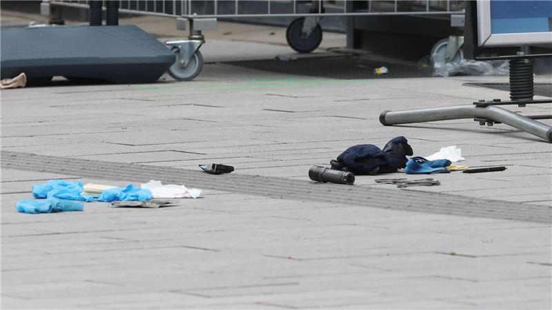 Polizei schießt in Düsseldorfer Zentrum auf Mann mit Waffe Die Polizei hat auf einer belebten Einkaufsstraße in Düsseldorf einen bewaffneten Mann niedergeschossen und schwer verletzt.