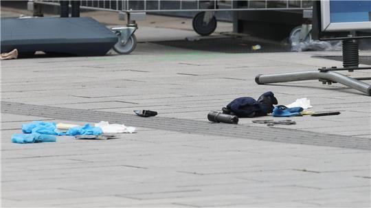 Die Polizei hat auf einer belebten Einkaufsstraße in Düsseldorf einen bewaffneten Mann niedergeschossen und schwer verletzt. 