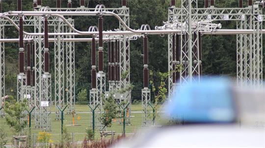 Die Polizei hat das Gelände eines Umspannwerks in Ganderkesee im niedersächsischen Landkreis Oldenburg untersucht.