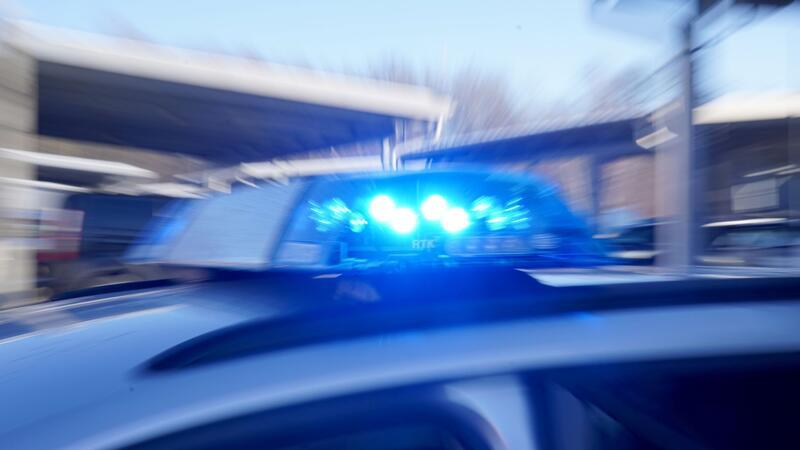 Vollgas: VW-Fahrerin (76) rammt Ampel und BMW – Führerschein weg Die Polizei hat den Führerschein der 76-Jährigen nach dem Crash in Seevetal einbehalten.