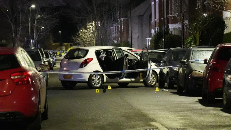 Angriff mit ätzender Substanz: Mehrere Verletzte in London Die Polizei hat den Tatort abgesperrt.