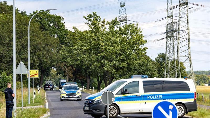 Die Polizei hat den Weg zu den Strommasten weiträumig abgesperrt.