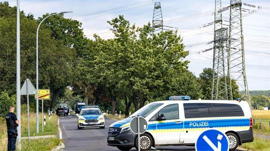 Die Polizei hat den Weg zu den Strommasten weiträumig abgesperrt.