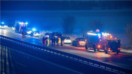 Die Polizei hat die A3 im Landkreis Regensburg in beide Richtungen gesperrt.