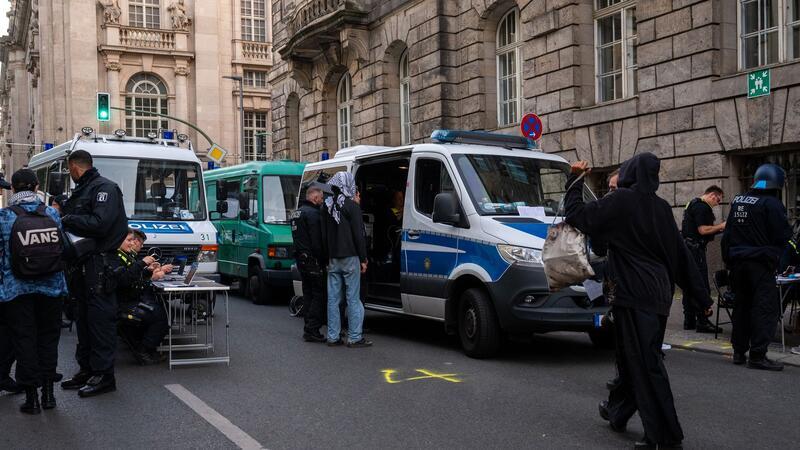 Polizei erklärt Besetzung des Humboldt-Gebäudes für beendet Die Polizei hat die Besetzung eines Gebäudes der Berliner Humboldt-Universität für beendet erklärt.