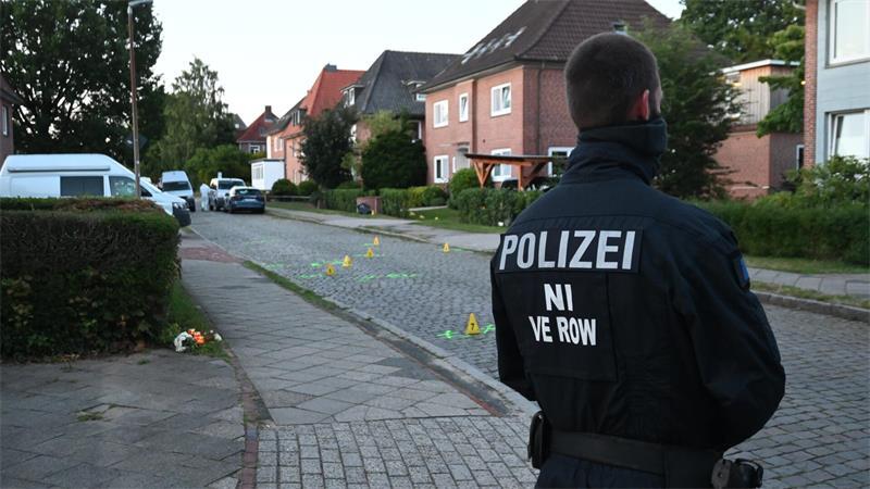 Die Polizei hat die Dankersstraße vor der Jugendhilfeeinrichtung weiterhin für die Spurensicherung gesperrt.