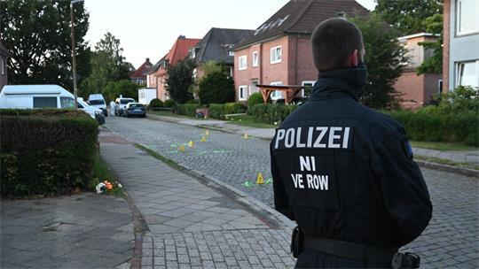 Die Polizei hat die Dankersstraße vor der Jugendhilfeeinrichtung weiterhin für die Spurensicherung gesperrt.