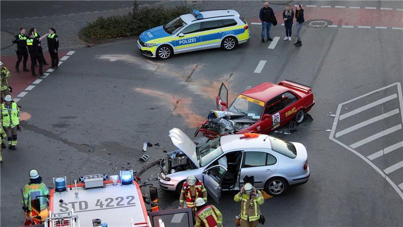 Autos kollidieren auf Kreuzung in Stade – Drei Verletzte Die Polizei hat die Ermittlungen zum Unfallhergang aufgenommen.
