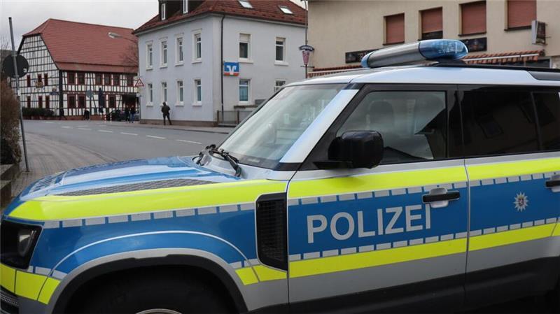 Täter hält Bankmitarbeiterin stundenlang fest - Motiv unklar Die Polizei hat die Umgebung abgesperrt.
