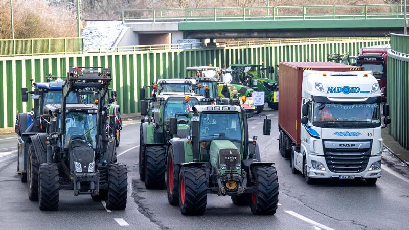 Polizei stoppt drei Geisterfahrer auf Treckern in Meppen Die Polizei hat drei Treckerfahrern ein Fahrverbot erteilt (Symbolbild).