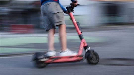 Die Polizei hat ein Strafverfahren gegen einen 21-Jährigen eingeleitet, der betrunken mit einem E-Scooter auf der Autobahn gefahren ist. (Symbolbild)
