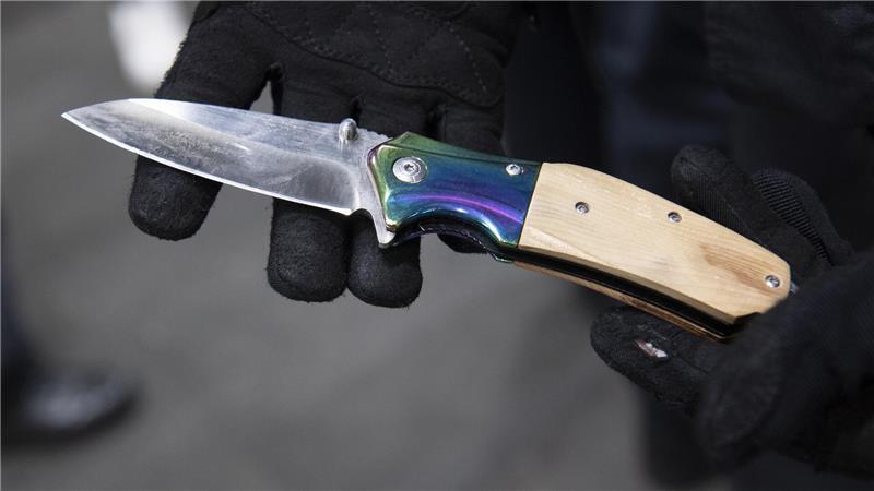 Die Polizei hat eine mögliche Tatwaffe, ein Messer, sichergestellt. (Symbolbild)