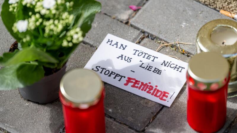 Tödliche Messerangriffe auf Frauen in Berlin Die Polizei hat einen 45 Jahre alten Tatverdächtigen festgenommen.