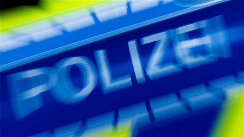 Die Polizei hat einen Autofahrer gestoppt, der bei winterlichen Wetterverhältnissen mit mehr als 180 Stundenkilometern geflüchtet ist (Symbolbild).