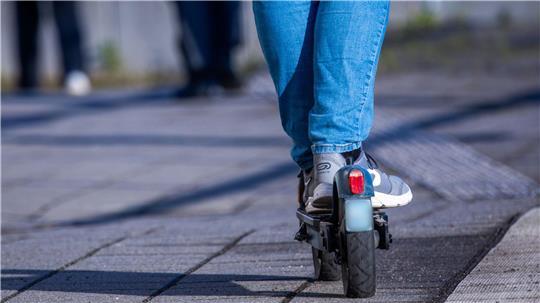 Die Polizei hat einen E-Scooter-Fahrer mit knapp 2,5 Promille erwischt. (Symbolbild)