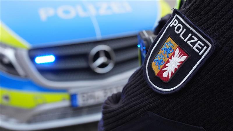 Mann soll jesidische Kollegen mit Messer verletzt haben Die Polizei hat einen Mitarbeiter eines Fleischverarbeitungsbetriebs festgenommen, der Kollegen angegriffen habe. (Illustration)