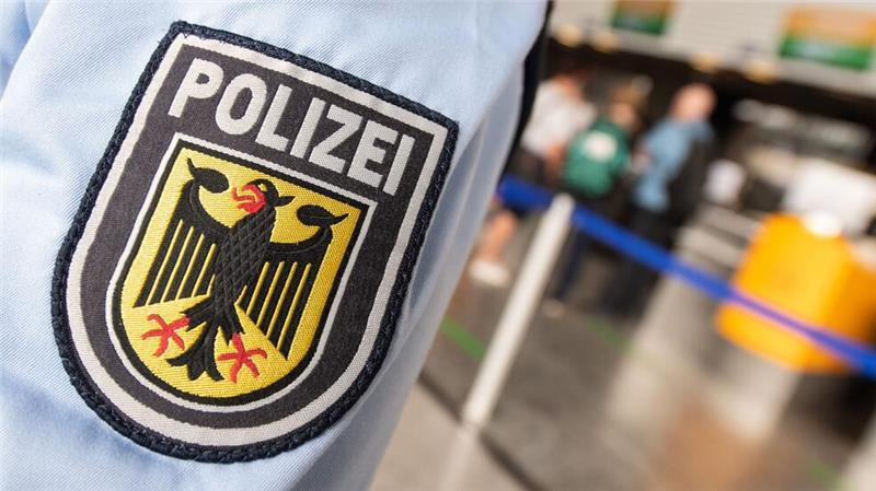 Nach Raketenschuss: Influencer am Flughafen festgenommen Die Polizei hat einen arabischen Influencer am Flughafen BER festgenommen. (Symbolbild)