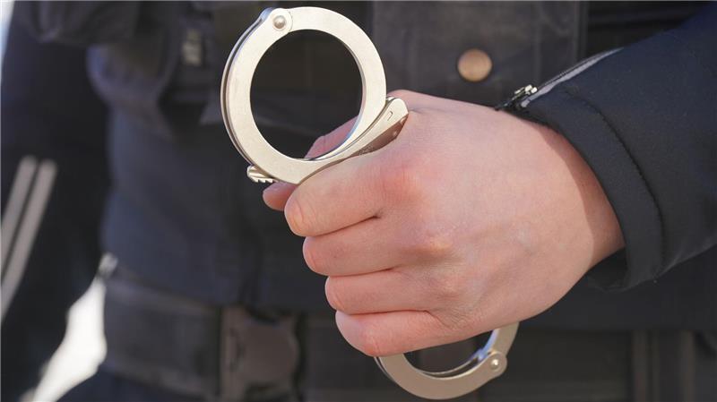 Die Polizei hat einen verdächtigen Nachbarn festgenommen. (Symbolbild)