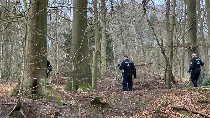 Seit zwei Monaten vermisst: Suche nach Klaus Renken geht weiter Polizisten suchen im Wald nach dem vermissten Klaus Renken.