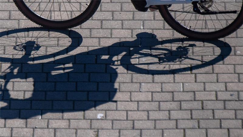 Radfahrer kracht mit 3 Promille gegen Auto – B73-Sperrung aufgehoben Die Polizei hat im Kreis Cuxhaven mehrere Betrunkene aus dem Verkehr gezogen. Unter ihnen ein Fahrradfahrer mit mehr als drei Promille.