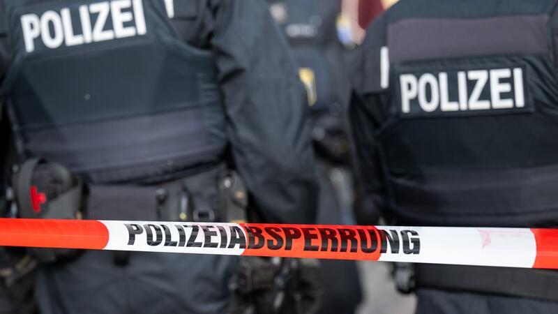 Razzien in Rotenburg: Polizei gelingt Schlag gegen Drogenhandel Polizisten stehen hinter einem Polizei-Flatterband.