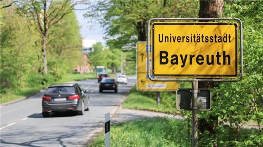 Die Polizei hat im bayerischen Bayreuth zwei Männer festgenommen, die für Russland spioniert und mögliche Anschlagsziele in Deutschland ausgekundschaftet haben sollen.