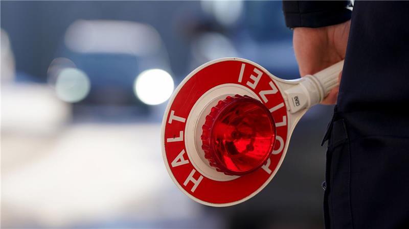 Die Polizei hat eine unberechenbare Autofahrerin zwischen dem Alten Land und Buxtehude aus dem Verkehr gezogen. (Symbolbild)
