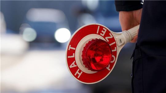 Die Polizei hat eine unberechenbare Autofahrerin zwischen dem Alten Land und Buxtehude aus dem Verkehr gezogen. (Symbolbild)
