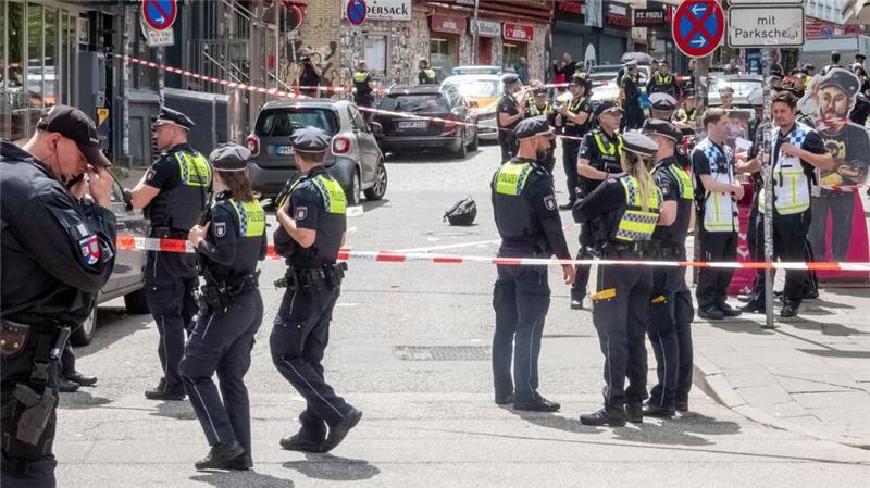 Brandsatz, Hammer, Hakenkreuz: Buchholzer droht die Einweisung Die Polizei hatte im Juni nahe der Reeperbahn in Hamburg-St. Pauli einen mit einem Schieferhammer und einem Molotowcocktail bewaffneten Mann angeschossen.