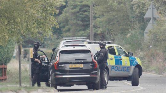Die Polizei hatte in der Nähe des britischen Luftwaffenstützpunkts fünf Männer festgenommen. 