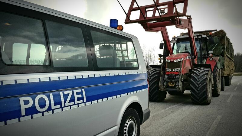 Streifenwagen und Traktor