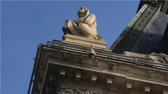 Die Polizei hofft die Louvre-Einbrecher dank zahlreicher Spuren zu fassen (Archivbild).