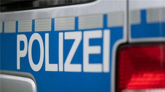 Die Polizei hofft mehr als ein Jahr nach dem brutalen Überfall auf einen Rentner zwei flüchtige Tatverdächtige schnappen zu können. (Symbolbild)