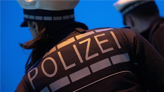 Eine Polizistin und ein Polizist stehen im Rahmen eines Fototermins nebeneinander