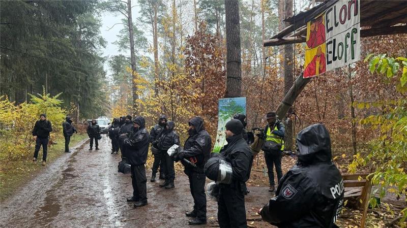 Polizei löst Tesla-Protestcamp komplett auf Die Polizei im Brandenburg entschied, die Besetzung des Waldstücks nahe der Tesla-Fabrik in Grünheide zu beenden. Seit Ende Februar protestieren dort Tesla-Gegner.