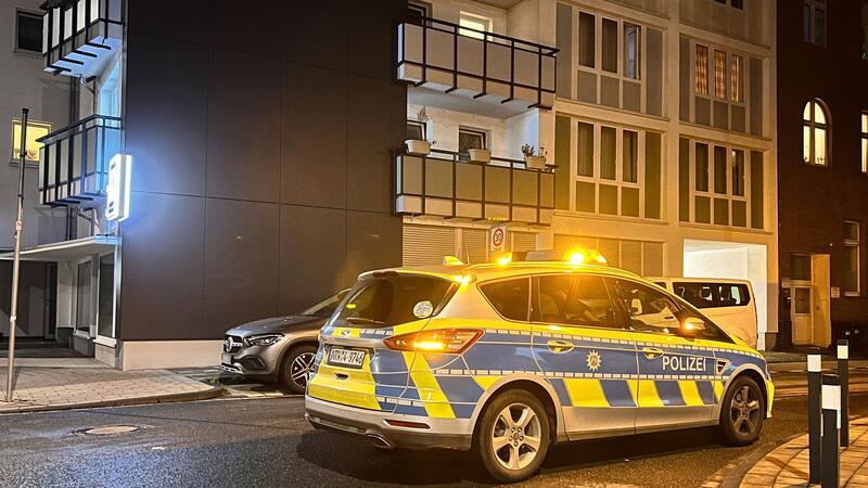 Kreise: Duisburger Islamist schon vor Wochen aufgefallen Die Polizei im Einsatz in einem Haus in Duisburg.