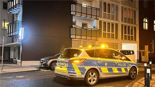 Die Polizei im Einsatz in einem Haus in Duisburg.
