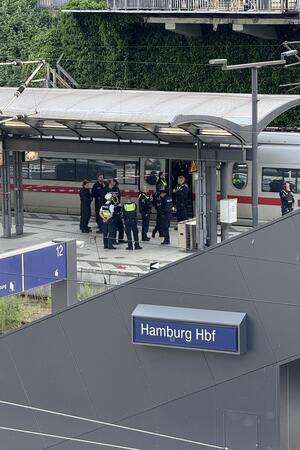 Frau sticht am Hamburger Hauptbahnhof wahllos auf Pendler ein Die Polizei im Einsatz nahe des Tatorts.